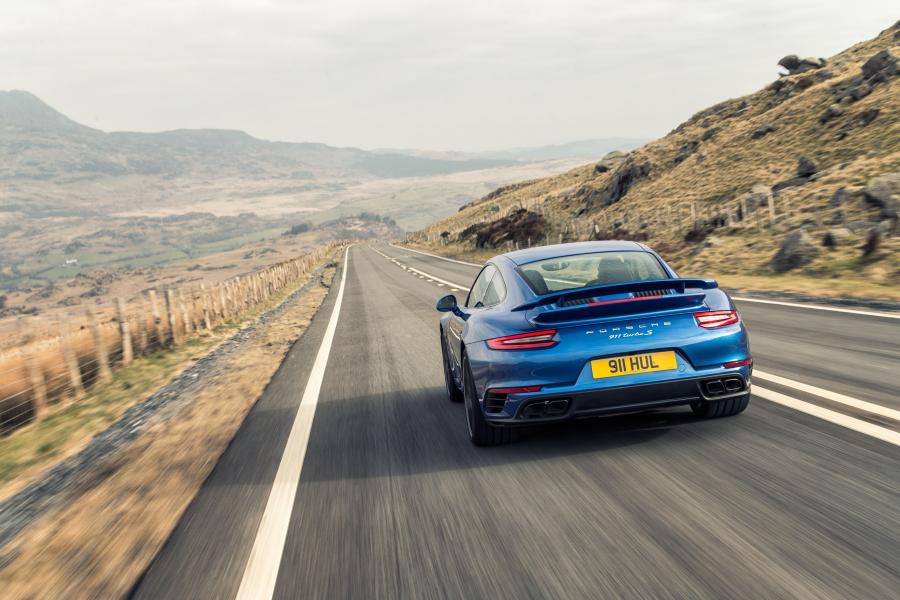  Porsche 911 Turbo S Coupe 2016 года  (UK) (фото 25 из 29)